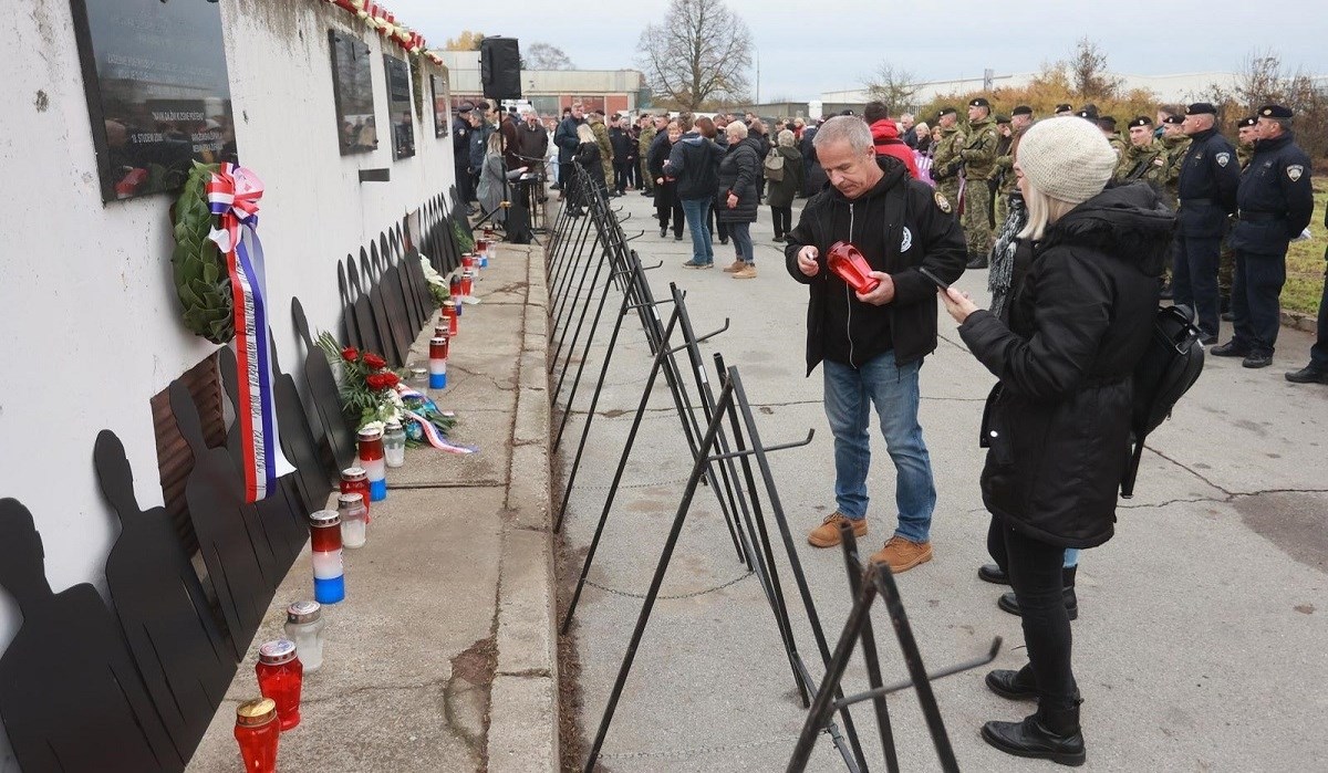 Položeni vijenci kod Spomenika nestalima u Borovu naselju