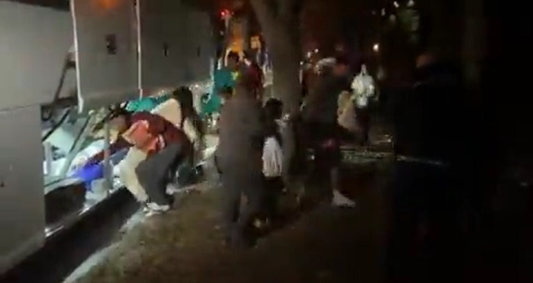 Migranti iskrcani ispred rezidencije Kamale Harris. Bijela kuća: Ovo je okrutan čin