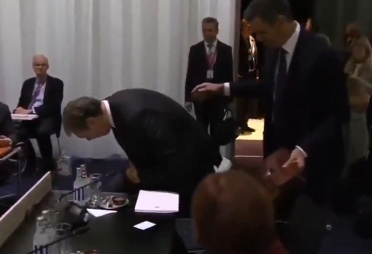 VIDEO Vučić na summitu u Danskoj zbunjeno tražio svoje mjesto, morao sjediti u prolazu