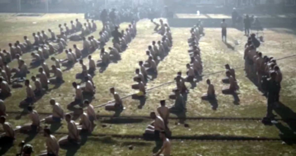 Širi se snimka: Vojska skinula Palestince, moraju klečati na stadionu. Tu su i djeca