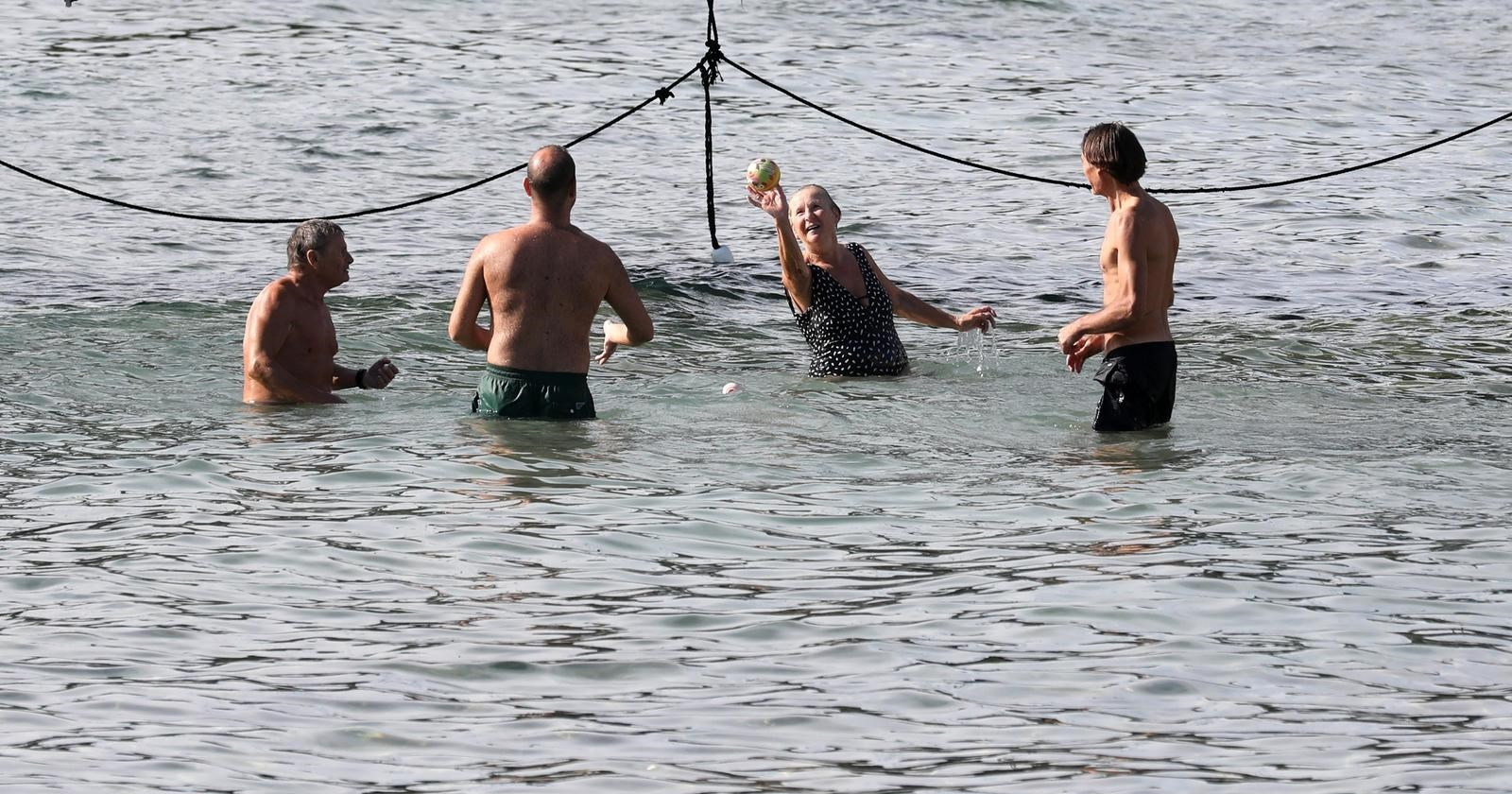 FOTO Ljudi su se u Puli danas kupali