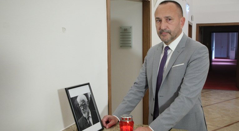 Zekanović zapalio lampion ispred uokvirene fotke osuđenog ratnog zločinca Praljka