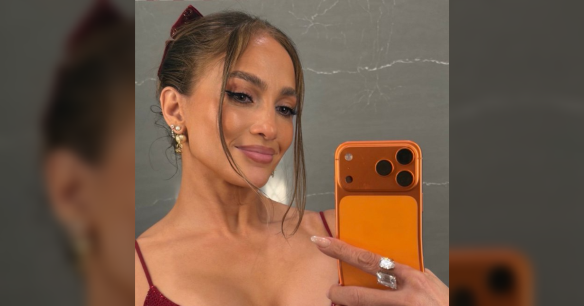 Jennifer Lopez božićnom fotkom slomila internet, ljudi je sprdaju zbog čudnog detalja