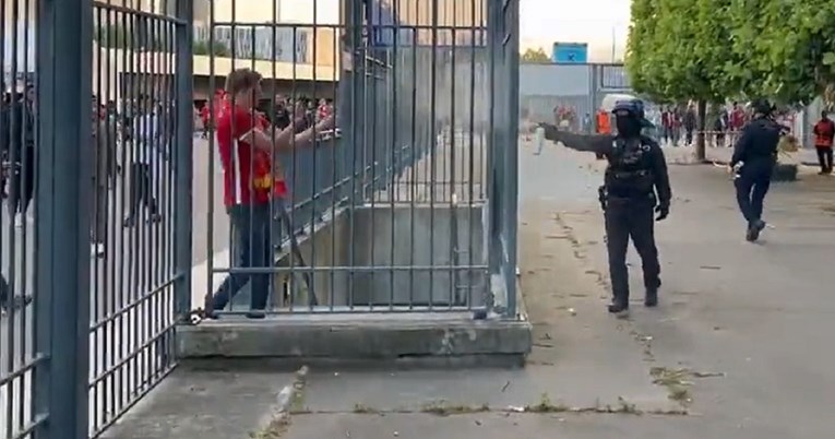 VIDEO Neviđeni kaos oko stadiona u Parizu. Policija koristila suzavac