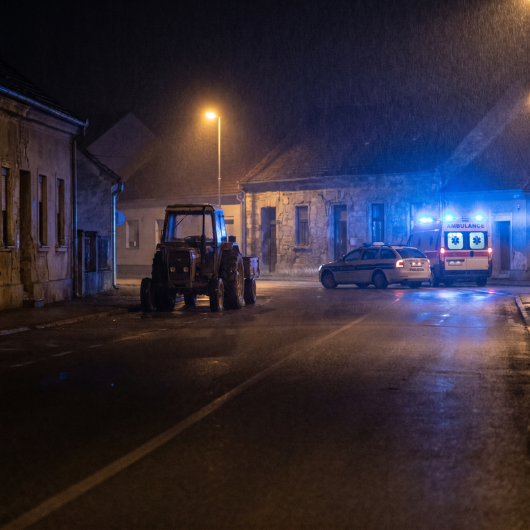 Mrtav pijan vozio traktor usred noći. Od alkohola se srušio pred hitnjacima