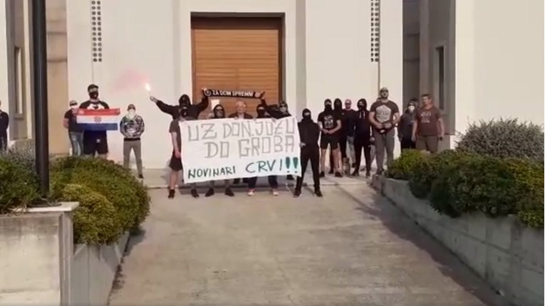 VIDEO Grupa Splićana podržala svećenika uz poruke: "Novinari crvi" i "Za dom spremni"