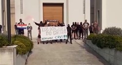 VIDEO Grupa Splićana podržala svećenika uz poruke: "Novinari crvi" i "Za dom spremni"