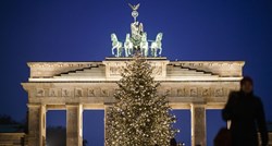 Berlinsko božićno drvce opet svijetli nakon što su mu aktivisti otpilili vrh
