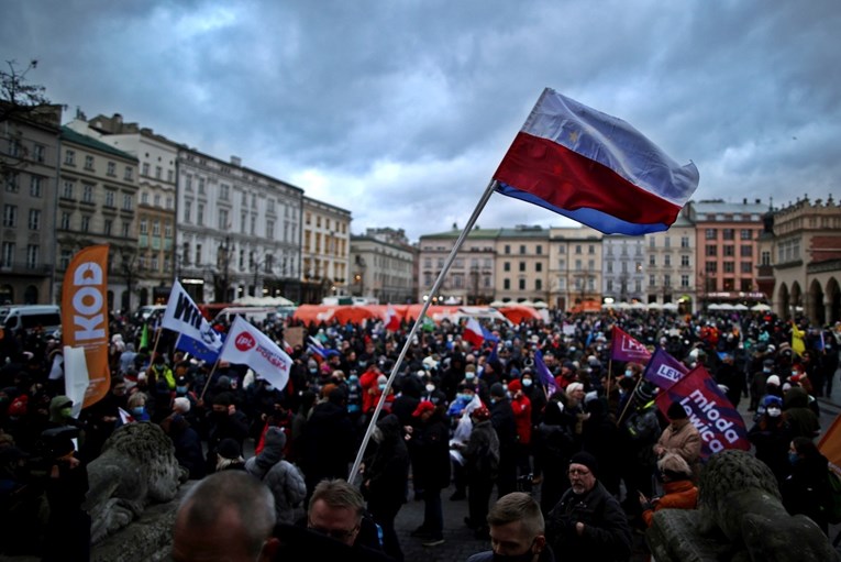 Poljaci prosvjeduju protiv novog zakona. Zbog njega Poljska ušla u sukob i sa SAD-om