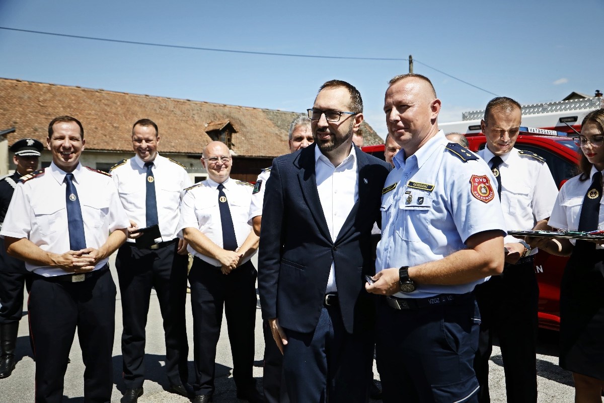 Zagreb za tri milijuna eura kupio 12 novih vatrogasnih vozila DVD-ovima