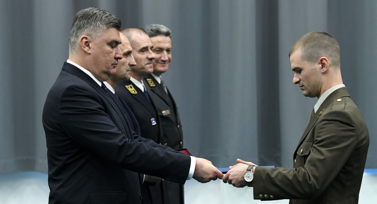 Milanović na promociji časnika uputio poseban pozdrav Anušiću