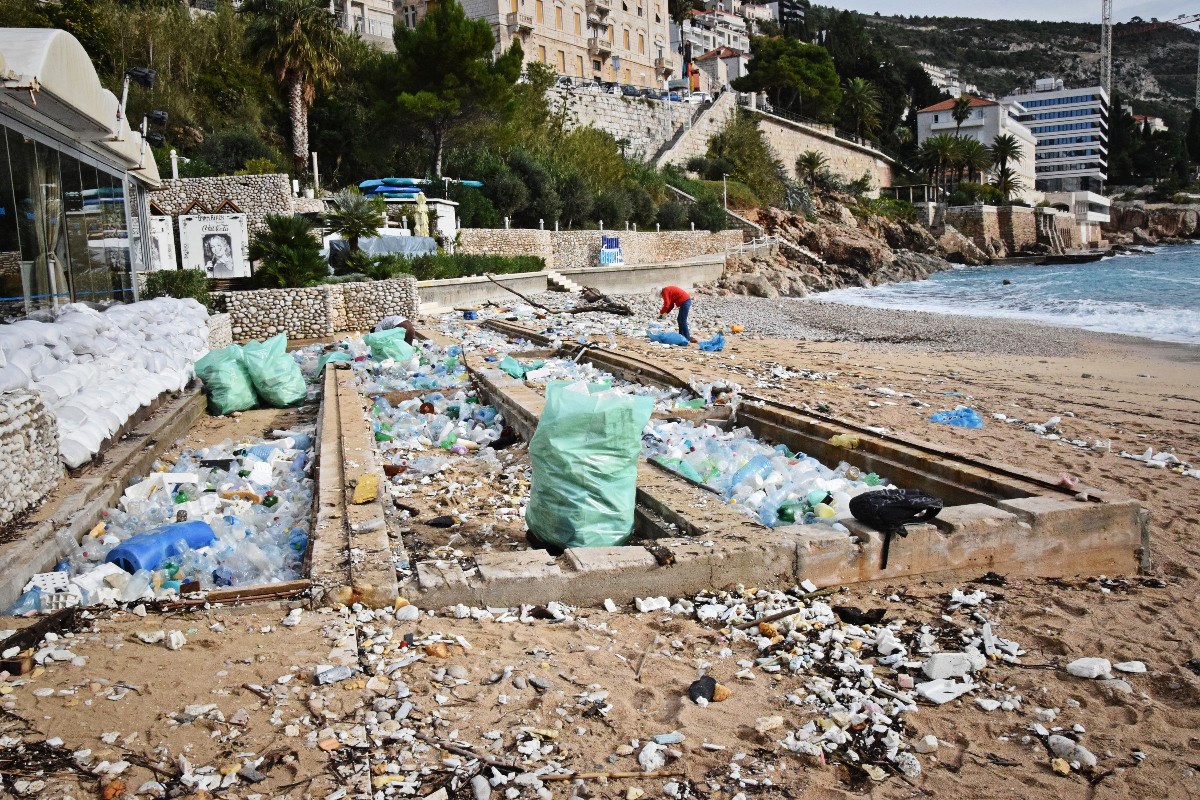 Jugo nanijelo smeće iz Albanije do Dubrovnika, čišćenje trajat će danima