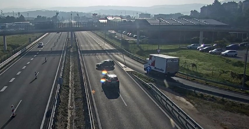 Teška nesreća u Sloveniji. Polukružno se okretala na autocesti, na nju naletio auto