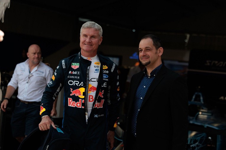 VIDEO Treba se ženiti, a uhvaćen s dvije ljepotice. Legenda formule pila 13 sati