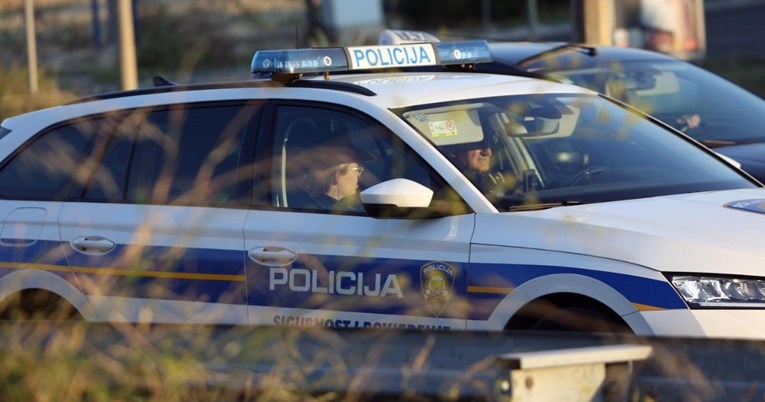 Žena u Kaštelima stala na znak stop, 27-godišnjak joj na auto bacio bicikl