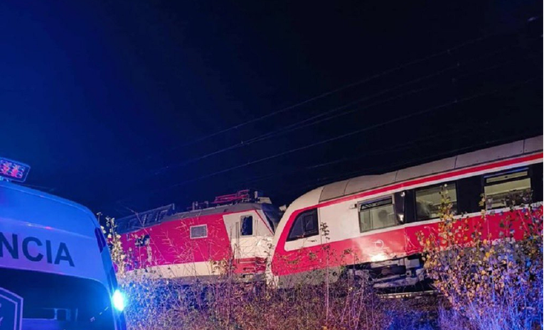 U Slovačkoj 79 ozlijeđenih, vlak zanemario znak za zaustavljanje pa naletio na drugi