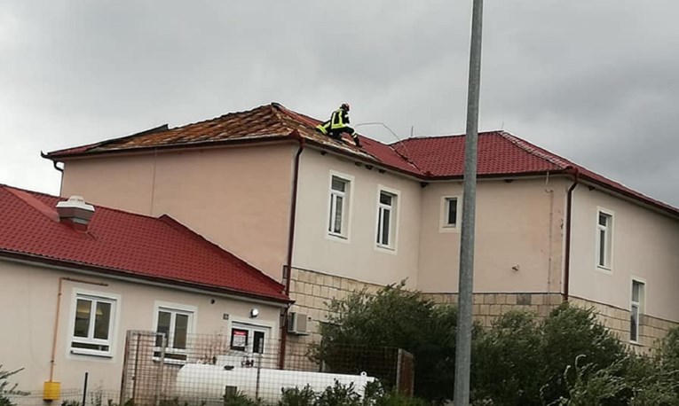 FOTO Jak vjetar srušio dio krova staračkog doma u Zadvarju