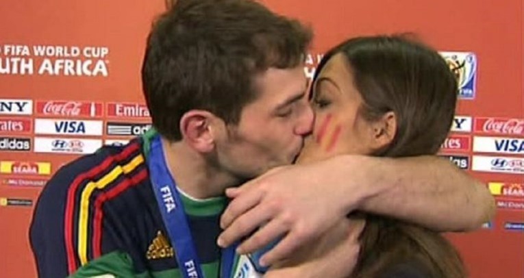Casillas je na SP-u pred kamerama poljubio novinarku, postala mu je supruga