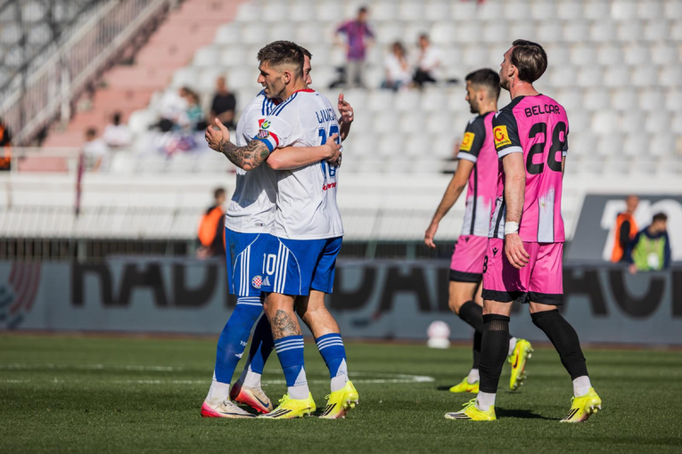 Garcia radi tri promjene u odnosu na derbi. Ovo je sastav Hajduka za Lokomotivu