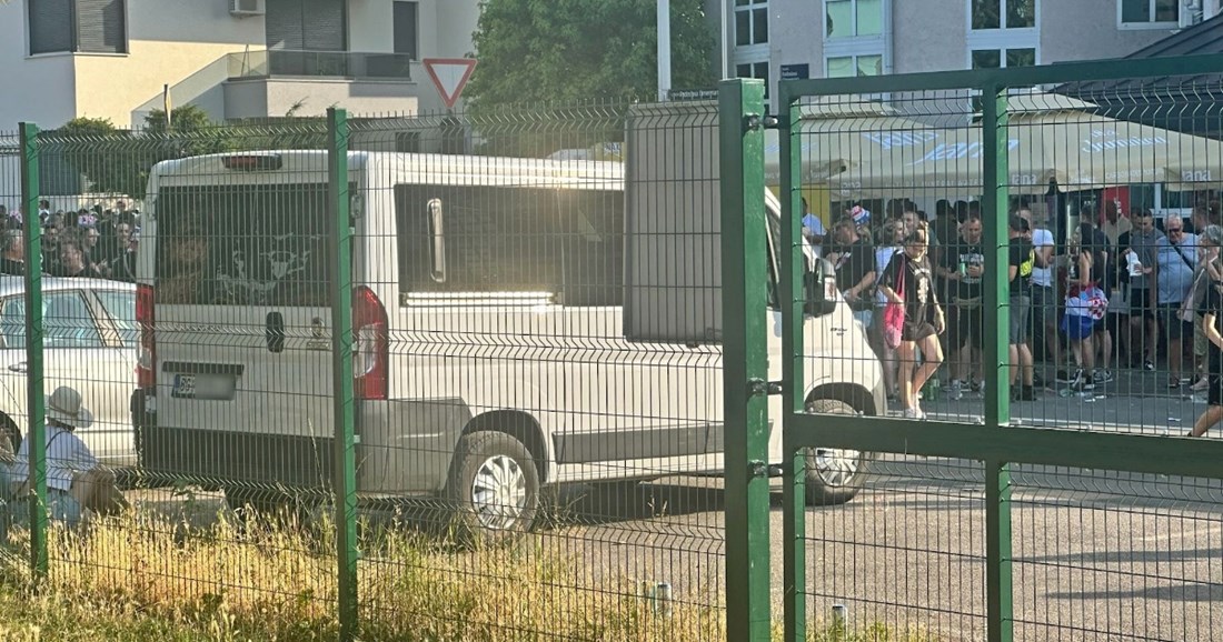 Netaknut kombi beogradskih registracija na Kajzerici na dan Thompsonovog koncerta