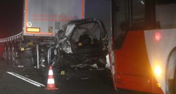 Detalji strašne nesreće na A3, poginula žena. Bus odgurao Volkswagen pod kamion
