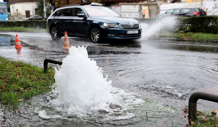VIDEO Poplavljen dio Zvonimirove ulice u Zagrebu