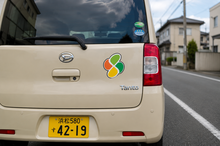 Ovaj znak na automobilu u Japanu otkriva nešto važno o vozaču
