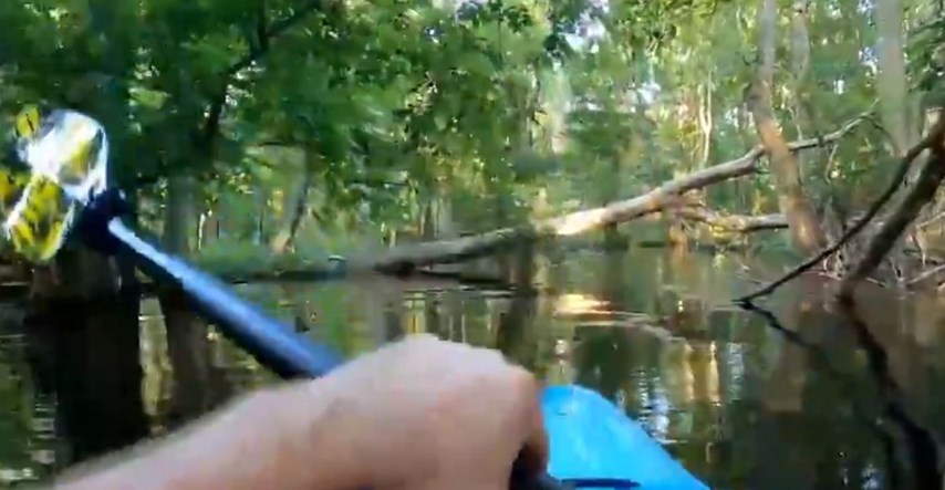 Mirno veslao rijekom pa ga zaskočio aligator, zastrašujuću scenu snimio GoPro kamerom