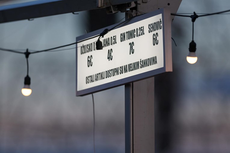 Cijene na koncertu u Sinju: Voda košta 4 eura, pivo i sendviči po 6