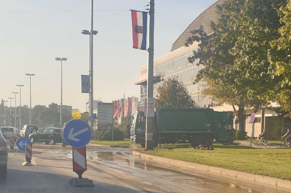 FOTO Radovi kod Lisinskog, tri trake spajaju se u jednu. Nastaju velike gužve