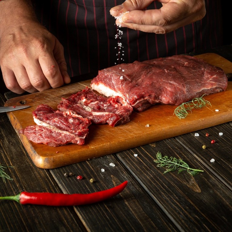 Zašto je suho soljenje najbolja metoda pripreme mesa (i kako se radi)