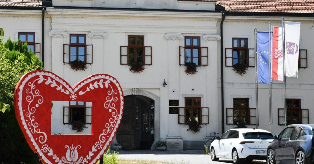 Policija upala u Gradsku upravu Slavonskog Broda zbog odbojkaških terena