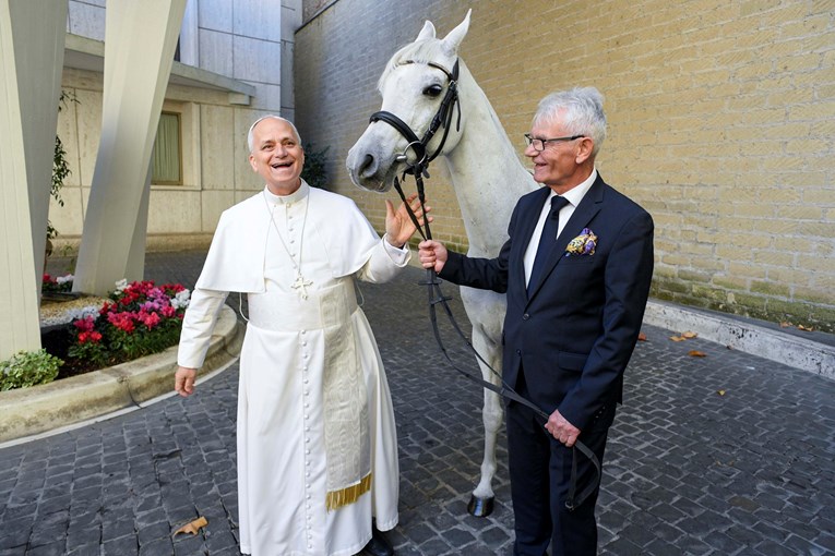 Papa dobio bijelog arapskog konja