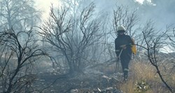 Požar u omiškom zaleđu pod nadzorom, vatrogasci ostaju na terenu