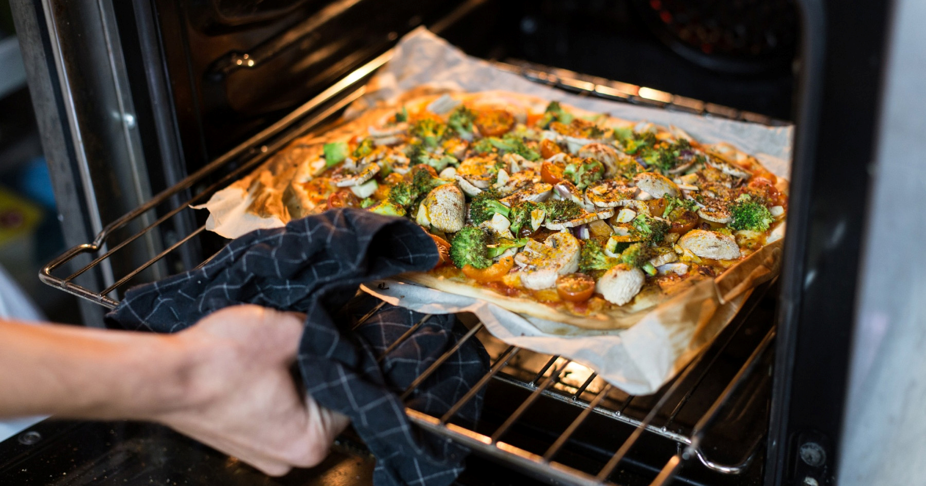 Kada je friteza na vrući zrak bolji izbor od pećnice? U ovih nekoliko slučajeva