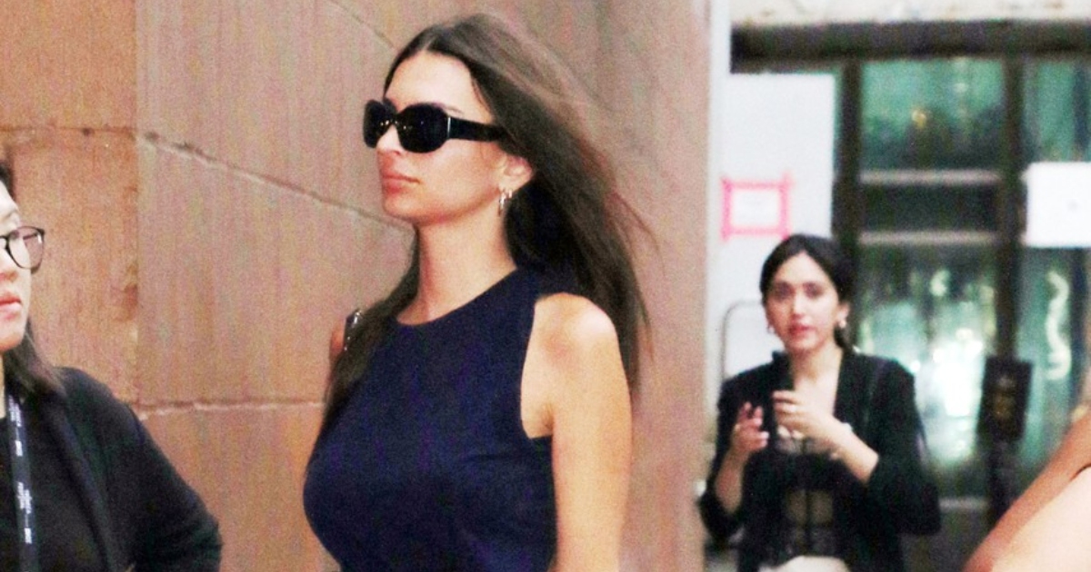 Emily Ratajkowski prošetala New Yorkom u haljini od 60 eura, našli smo je online