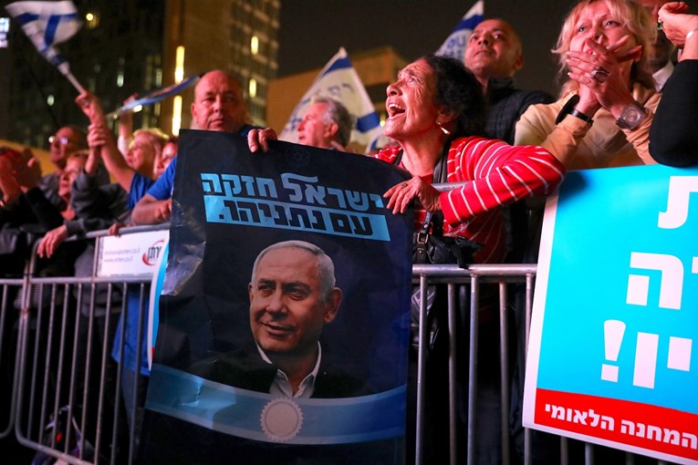 Tisuće Izraelaca uz Netanyahua unatoč tomu što je optužen za korupciju