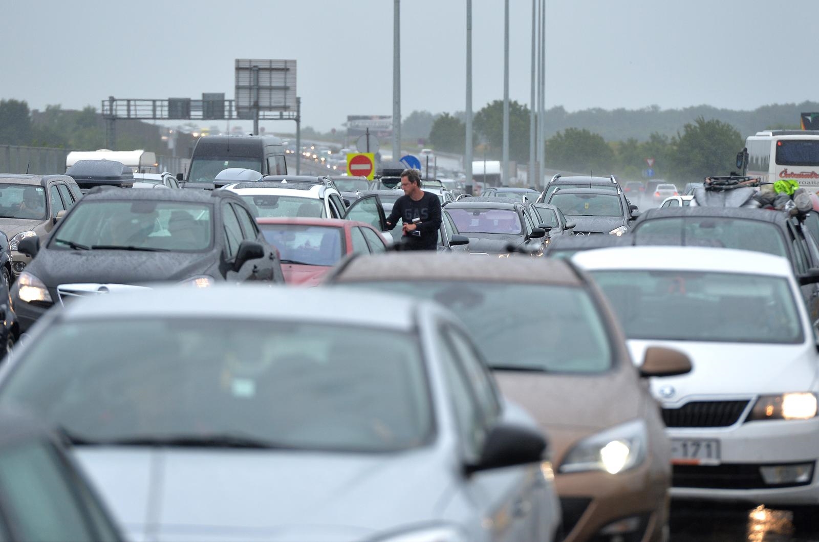 Nove gužve na autocestama: Veća kolona prije Bosiljeva, nesreća kod naplatnih Lučko