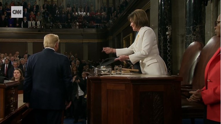 VIDEO Pogledajte trenutak u kojem je Trump odbio pružiti ruku šefici Kongresa