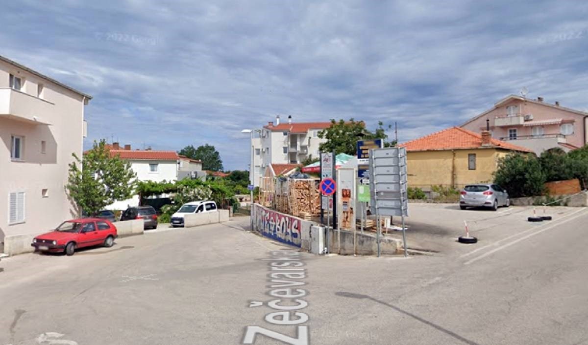Pijani u Rogoznici udario starca šakom u glavu, prijetio ženi