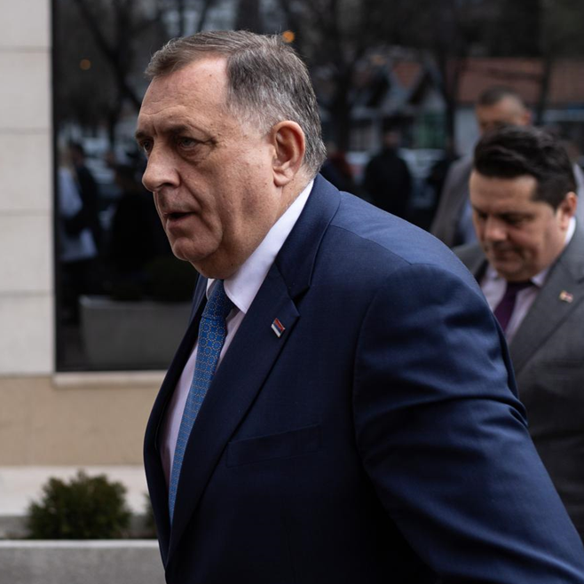 Dodik u Crnoj Gori hvalio "srpski svet" i dizao tri prsta. Oglasila se Podgorica