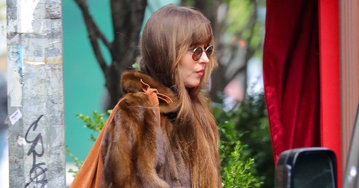 Dakota Johnson pokazala da su hobo torbe uvijek u trendu