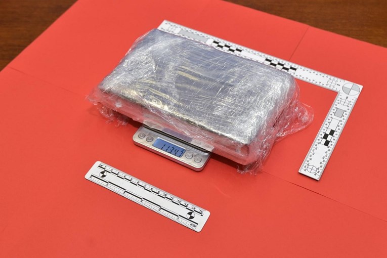 U Zadru uhićen diler, pronađeno mu 415 grama kokaina