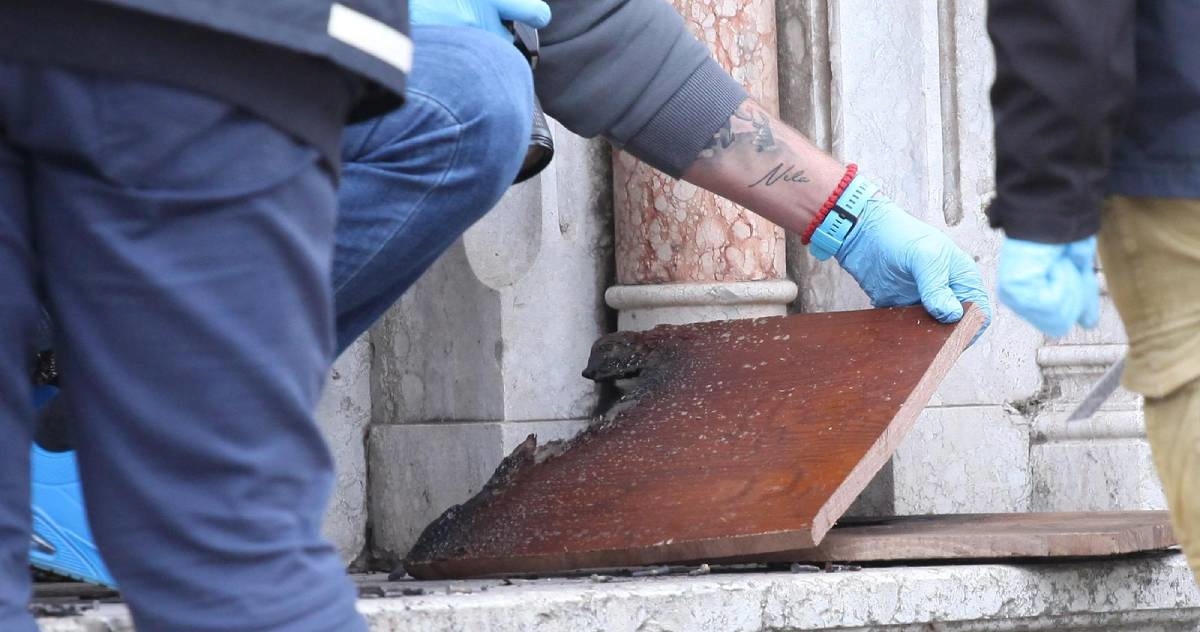 VIDEO U Puli prije mise netko zapalio vrata crkve
