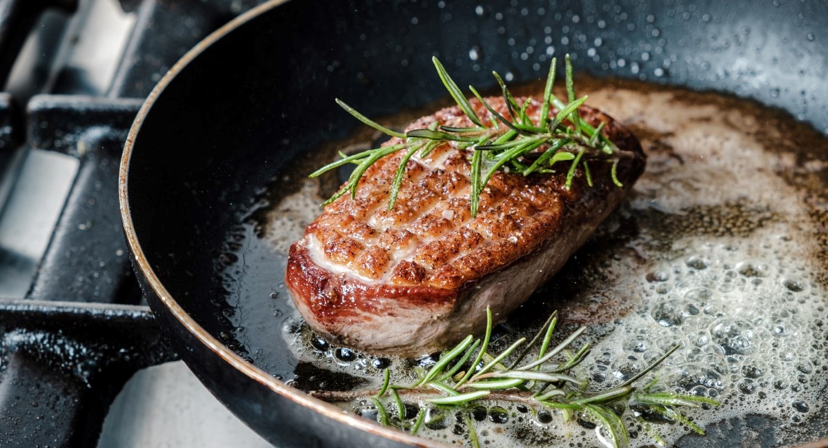 Ovu pogrešku kod okretanja mesa na tavici mnogi čine, evo u čemu je stvar