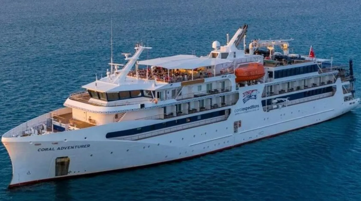 Kruzer pod istragom jer je ostavio mrtvu putnicu na otoku. Sad se nasukao