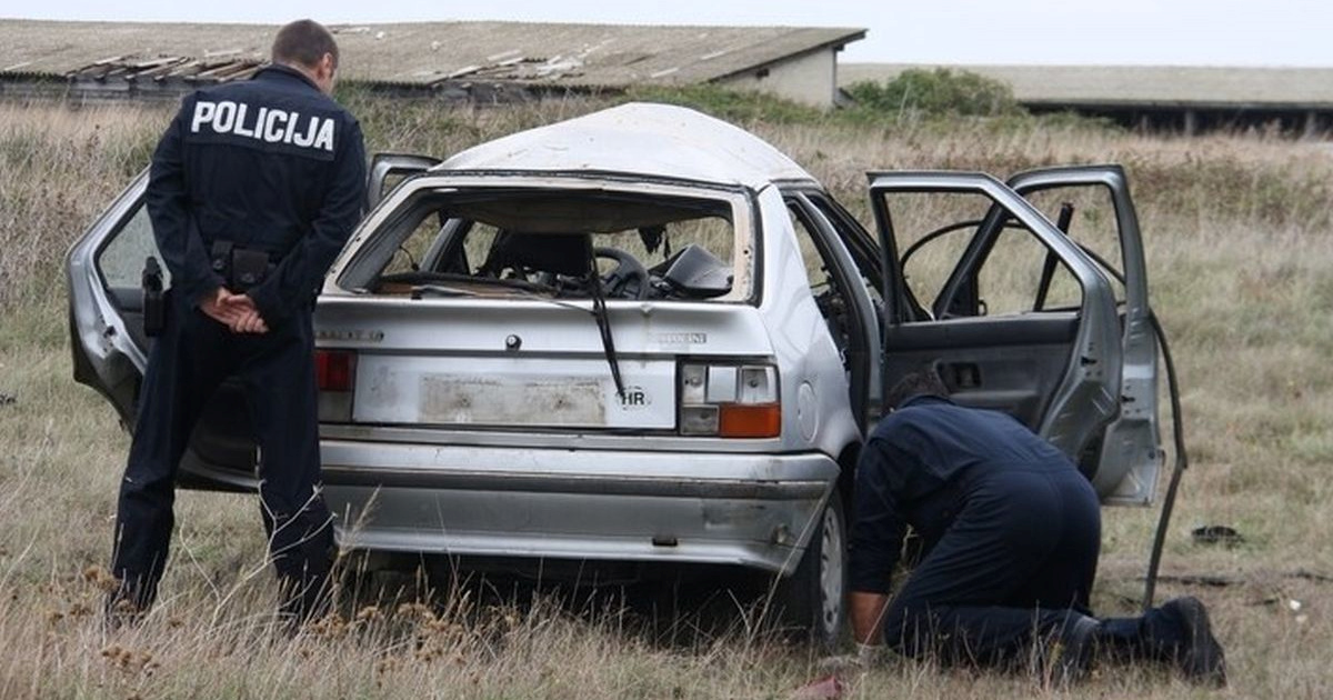 Netko je u Poreču ubacio pirotehničko sredstvo u auto. Šteta je velika