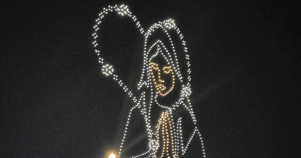 Tijekom pjesme Neću izdat ja dronovi na nebu tvorili likove Gospe, križa i anđela