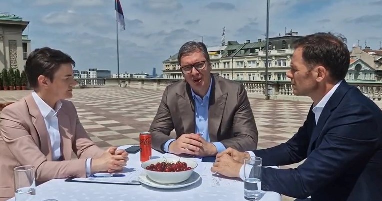 Vučić se obratio s krova zgrade: U srijedu objavljujemo izvanredne vijesti za građane