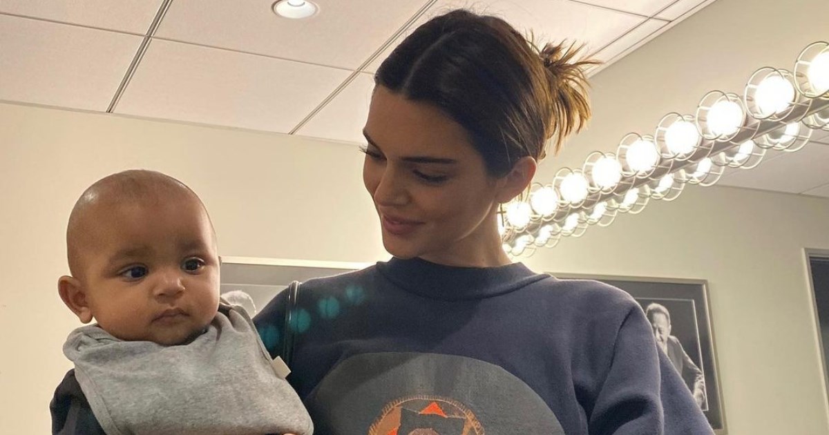 Kendall Jenner dobila zadatak bebi promijeniti pelenu. Ljudi umiru od smijeha